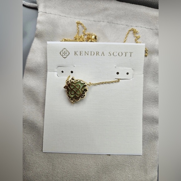 Kendra Scott Brynne Gold Shell Short Pendant Necklace in Sea Green Chrysocolla - Picture 10 of 10